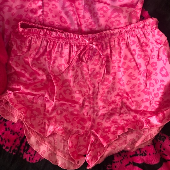 SALE Beautiful New with tag 2 piece hot pink leopard satin short pjs & slippers - Picture 4 of 6